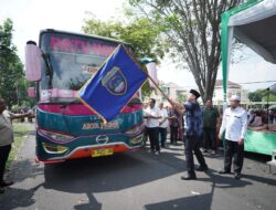 Lepas 40 CJH Kuota Tambahan, Ini Pesan Bupati Enos