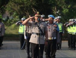 Polres Karawang Polda Jabar menggelar upacara ziarah dan tabur bunga di Taman Makam Pahlawan