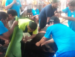 ” Hebat” H.Ainul Jakkin,SH Ketua RW 010 Perum Tridaya Nuansa Menyembelih Langsung Hewan Qurban