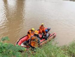 Sesosok mayat Dalam Kondisi Sudah Hancur ditemukan mengapung di aliran sungai Kalimalang Kecamatan Tambun Selatan