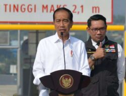 Gubernur Jawa Barat Ridwan Kamil mendampingi Presiden Joko Widodo meresmikan jalan Tol Bocimi Seksi II Cigombong – Cibadak di Kecamatan Parungkuda, Kabupaten Sukabumi