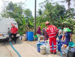 PMI Kabupaten Bekasi Mendistribusikan 145 Ribu Liter Air Bersih Ke Wilayah Terdampak Kekeringan