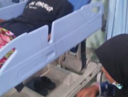 Kepala sekolah SDN Mekarsari 04 bersama Dua Personil Tim Rescue Kompak Tangani Pasien Penjaga Sekolah