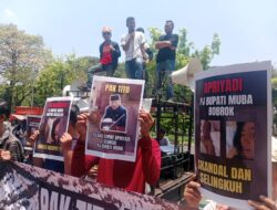 Diduga Berselingkuh, Massa Demo Minta PJ Bupati Muba Apriyadi Dicopot