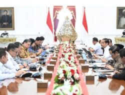 Presiden Joko Widodo memimpin rapat terbatas bersama jajarannya di Istana Merdeka