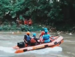 Dua Orang Anak Usia 6 Tahun Terseret Arus Deras Di Wilayah Kalijaya Bekasi