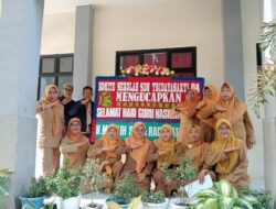 Pengurus Komite Sekolah SDN Tridayasakti 04 Jelang Hari Guru Nasional Ke 78  Memberikan Sebuah Kejutan Terhadap Kepala Sekolah Dan Dewan Guru