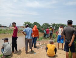 Tim SAR Gabungan Melaksanakan Tugas Pencarian Korban Tenggelam Di Sungai Desa Sukamekar