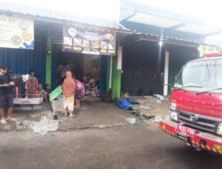 Warga Masyarakat RT.003/010 Taman Tridayasakti Bantu Selamatkan Barang Korban Musibah Kebakaran