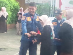 ” Luar Biasa” Kepala Sekolah Mekarsari 04 Ikut Pelatihan Memadamkan Api Dengan Alat Hydran Unit Damkar