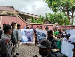 Masa Mendemo Rumah Mewah Milik Oknum Gakkum Di Duga Hasil Menutup Mata
