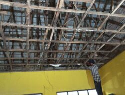 Wujud Kebersamaan Antara Komite Sekolah Bersama Kepala Sekolah SDN Tridayasakti 04 Dalam Melaksanakan Perawatan Gedung Perpustakaan