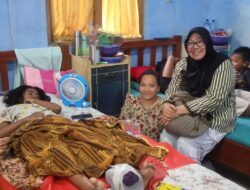 ” Luar Biasa” Wujud Kepedulian Kepala Sekolah SDN Tridayasakti 04 Menjenguk Siswa Nya Yang Sakit