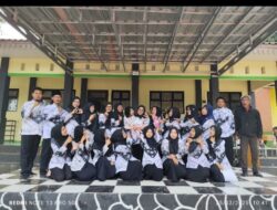 Pelepasan Purna Bhakti Guru SDN Tridayasakti 04 Disambut Tetesan Air mata Siswa