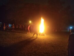 Pangkalan Sekolah Dasar Negeri Tridayasakti 04 melaksanakan kegiatan api unggun pada kegiatan Perkemahan Jum’at – Sabtu