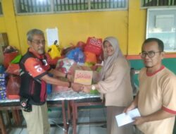 Nurhayati Spd PLT Kepala Sekolah SDN Mekarsari 04 Peduli Terhadap Warga Desa Pantai Harapan Jaya Kecamatan Muaragembong – Kabupaten Bekasi Terdampak Banjir