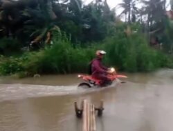 ” Luar Biasa” Dua Personil Emergency Respon Tim Gunakan Motor Trail Tembus Lokasi Banjir Di Kampung Bagdor Desa Pantai Harapan Jaya