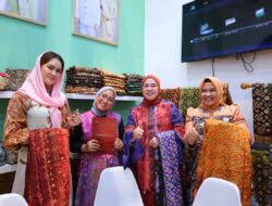 Hadiri Inacraft 2026 Dewi Sastrani Bangga Tampilkan Kain Jumputan yang Dimodifikasi dengan Teknik Prada