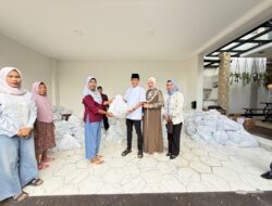 Kembali Lakukan Kebaikan, Abah Toto Bagikan Sembako untuk Warga Swadaya Pakjo