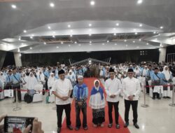 Suasana Haru Pelepasan 437 JCH Kloter I OKU Timur, Bupati Lanosin Sesama Jemaah Harus Saling Menjaga