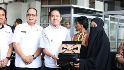 Wako Ratu Dewa dan Kejari Palembang Serahkan Gerobak Bakso untuk Eks Napiter