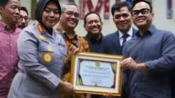 Dedikasi Menjaga Kamtibmas, Kapolres Metro Bekasi Terima Penghargaan dari Komisi III DPR RI 