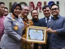 Dedikasi Menjaga Kamtibmas, Kapolres Metro Bekasi Terima Penghargaan dari Komisi III DPR RI 