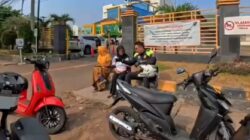 Polantas Menyapa Ibu-Ibu Pengendara Motor di Karawang, Ingatkan untuk Selalu Tertib Berlalu Lintas