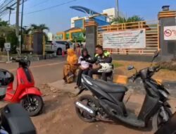 Polantas Menyapa Ibu-Ibu Pengendara Motor di Karawang, Ingatkan untuk Selalu Tertib Berlalu Lintas