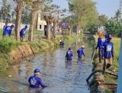 Langit Biru Indonesia Asri Minggu Ke-4, DPC Partai Demokrat Karawang Bersihkan Saluran Irigasi di Kecamatan Pedes