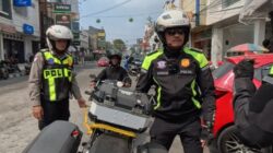 Satlantas Polresta Karawang Sigap Bantu Pengendara yang Alami Motor Mogok, Derek Motor ke SPBU Terdekat