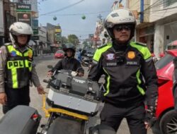 Satlantas Polresta Karawang Sigap Bantu Pengendara yang Alami Motor Mogok, Derek Motor ke SPBU Terdekat