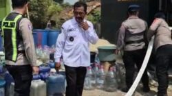Dampak Kekering, Kades Mulyasejati Apresiasi Brimob Polda Jabar dan Kapolsek Ciampel Salurkan Air Bersih
