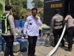 Dampak Kekering, Kades Mulyasejati Apresiasi Brimob Polda Jabar dan Kapolsek Ciampel Salurkan Air Bersih