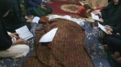Orang Tua Murid Dan Dewan Guru SDN Mekarsari 04 Takziah Kerumah Duka Seorang Guru Yang Tutup Usia