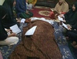 Orang Tua Murid Dan Dewan Guru SDN Mekarsari 04 Takziah Kerumah Duka Seorang Guru Yang Tutup Usia