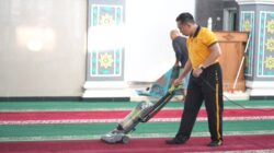 Polresta Karawang Gelar Aksi Bersih di Masjid Al-Mukhtar untuk Dukung Green Policing Kapolri