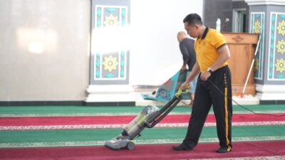 Polresta Karawang Gelar Aksi Bersih di Masjid Al-Mukhtar untuk Dukung Green Policing Kapolri